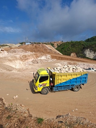 dump-truck-bus-pariwisata-sanca-sumber-semen