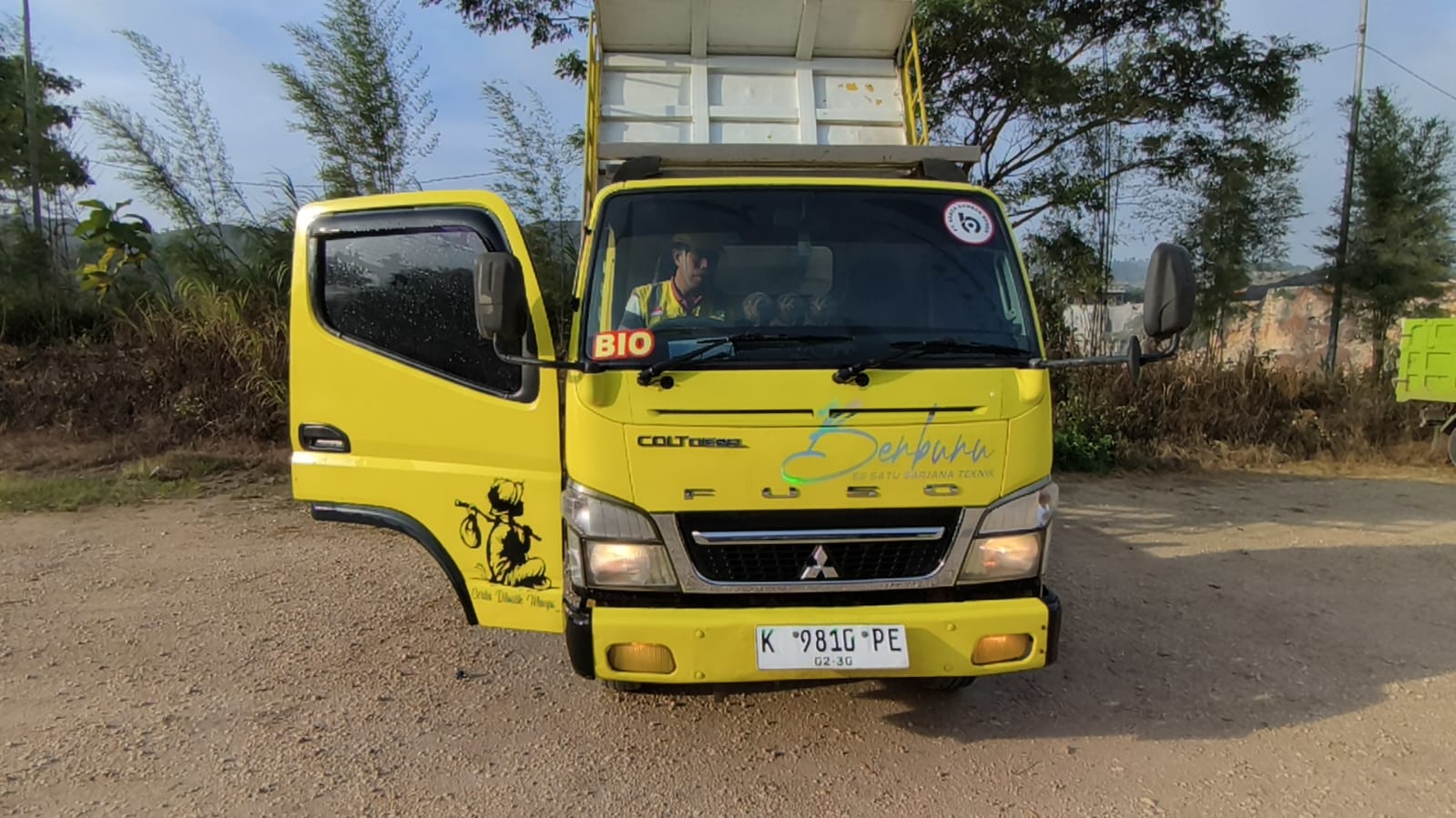 dump-truck-bus-pariwisata-sanca-sumber-semen